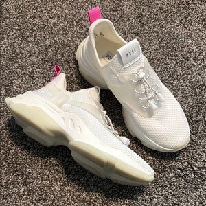Stylish White Sneakers with Pink Accents